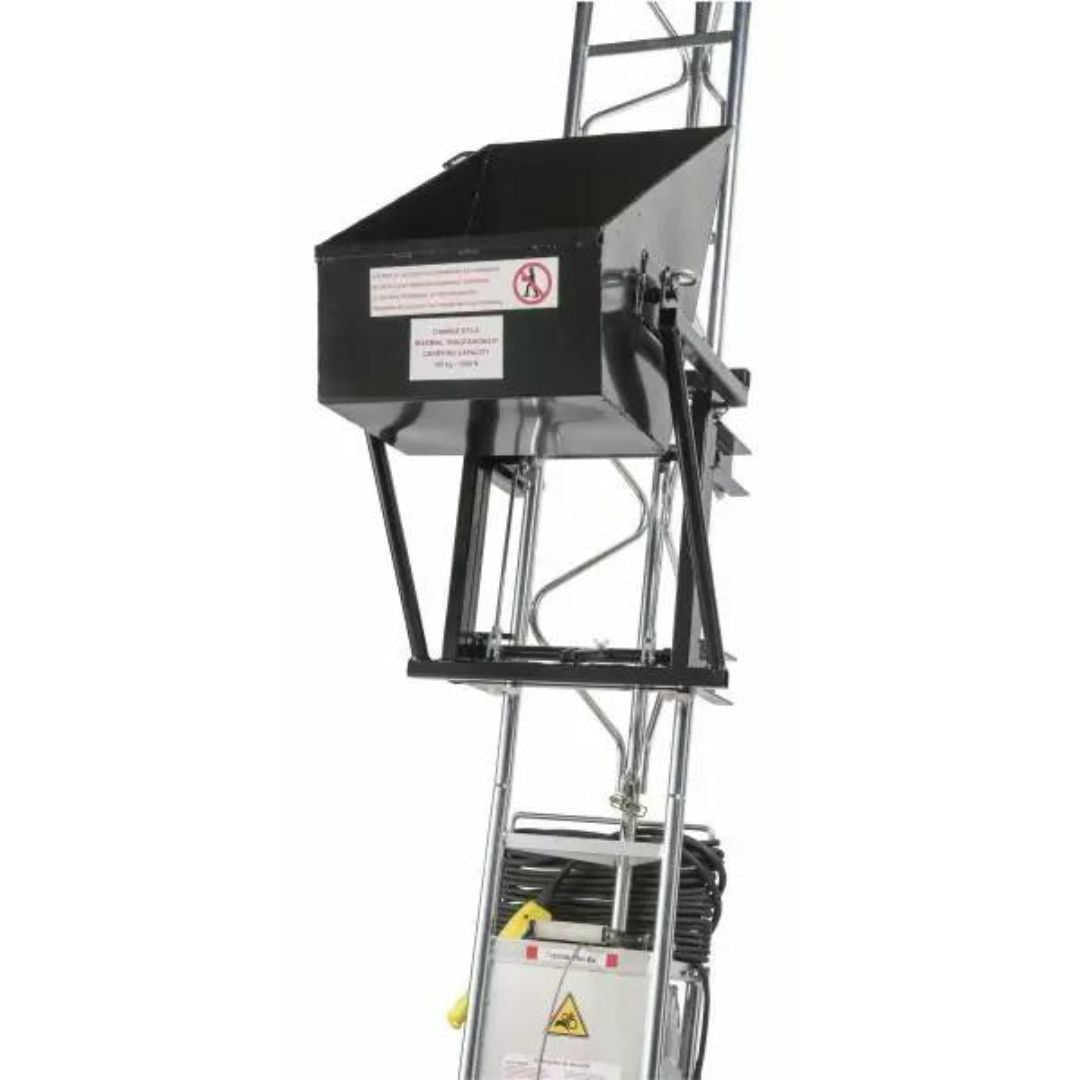 Benne pendulaire en acier pour monte matériau sur fond blanc