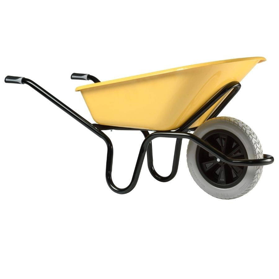 Brouette 110 litres pour maçonnerie et travaux lourd avec roue increvable sur fond blanc