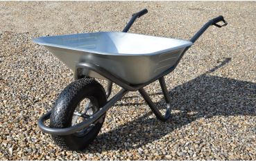 Brouette 90 litres châssis renforcé sur des pierres