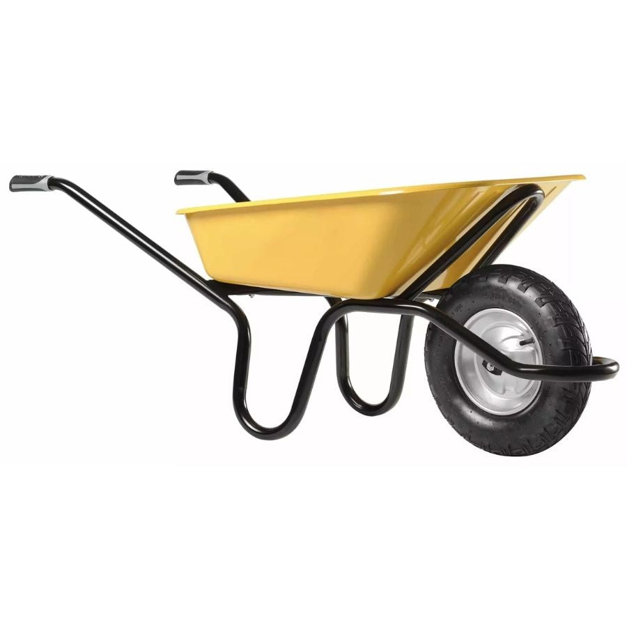 Brouette de chantier 100 litres pour rénovation avec caisse peinte et roue gonflée sur fond blanc