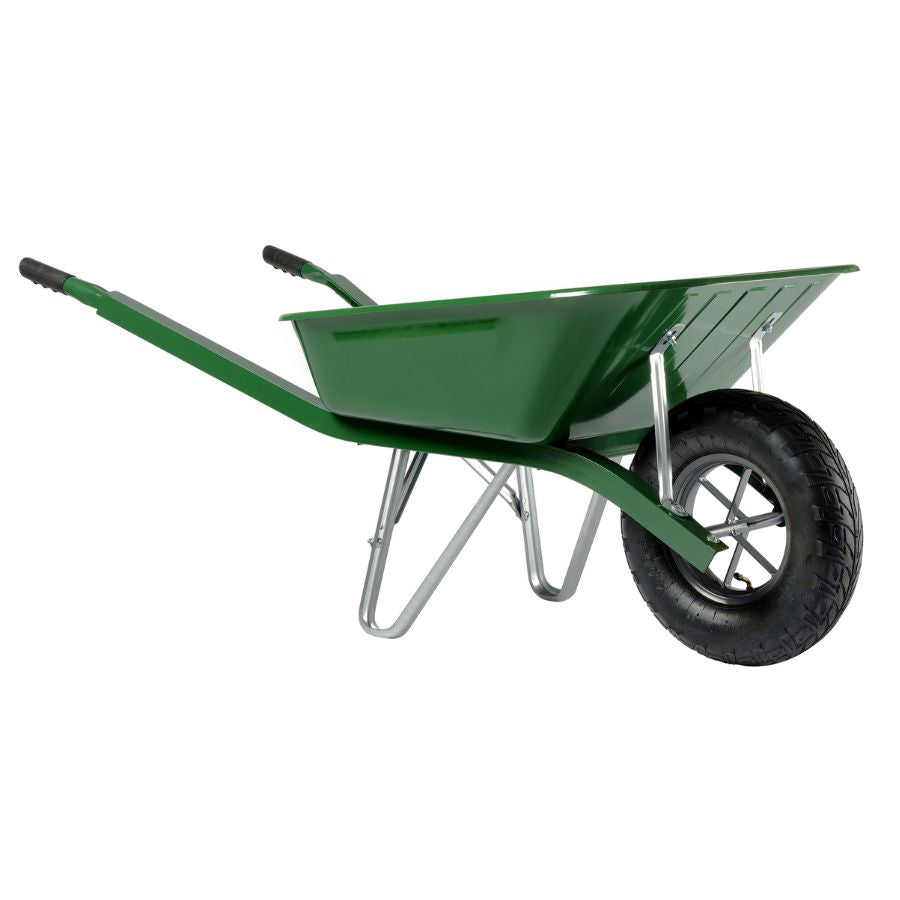 Brouette gravillonneuse de 90 litres avec châssis cornières et roue gonflée sur fond blanc