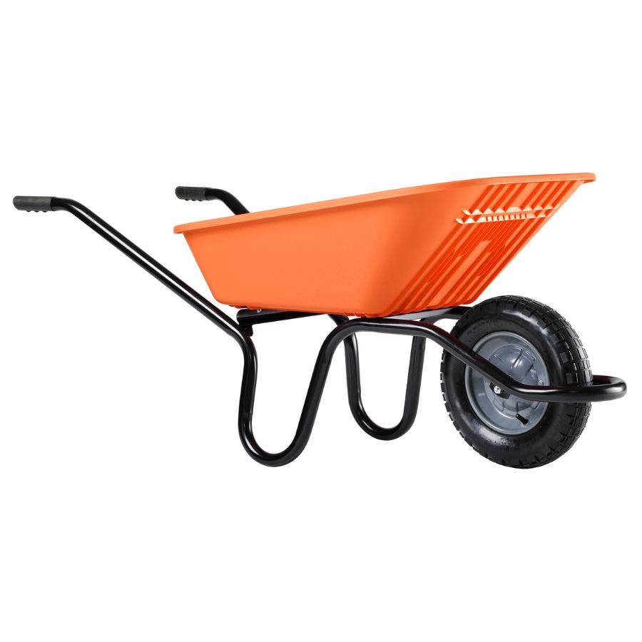 Brouette de jardin de 110 litres avec caisse en polypropylène et roue gonflée sur fond blanc