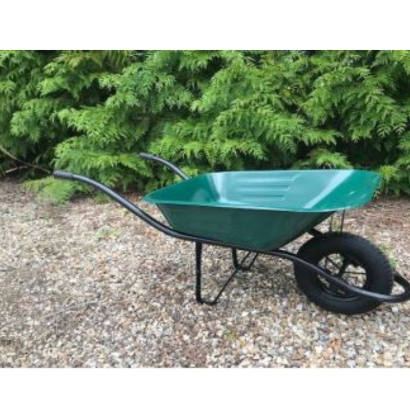 Brouette monobloc laqué de 90 litres avec pneu à chambre à air sur un sol extérieur avec des arbres derrière