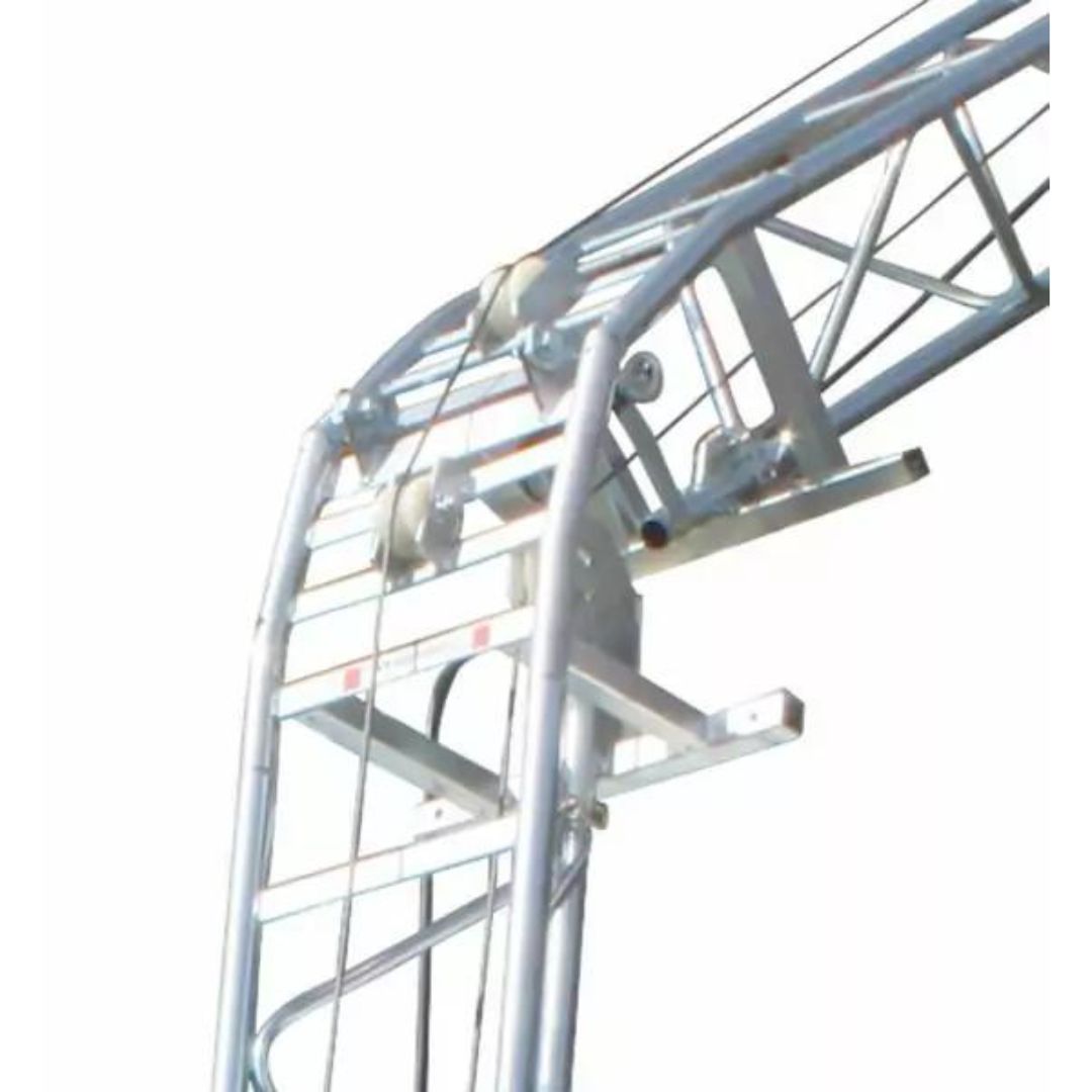 Genouillère pré-coudée réglable 20 à 60° pour monte matériaux sur fond blanc