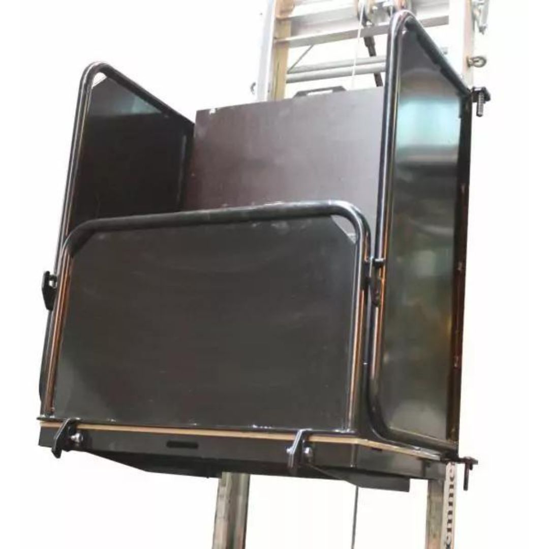 Monte matériaux 10 m plateau universel sur fond blanc