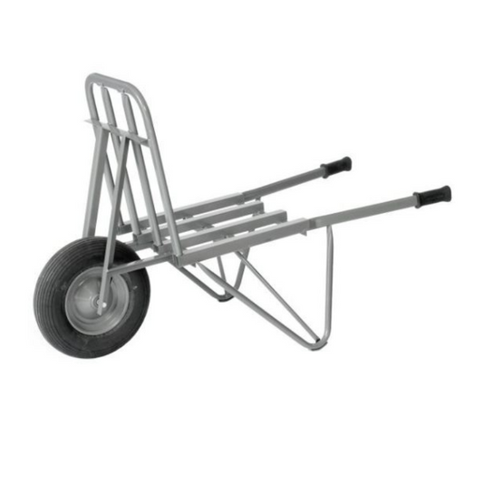 Brouette agricole avec roue increvable extra large sur fond blanc